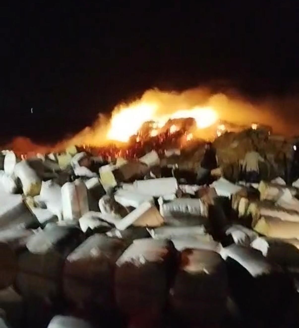 Diyarbakır'ın Hazro ilçesinde gece saatlerinde Sarıçanak köyünde meydana gelen yangında,