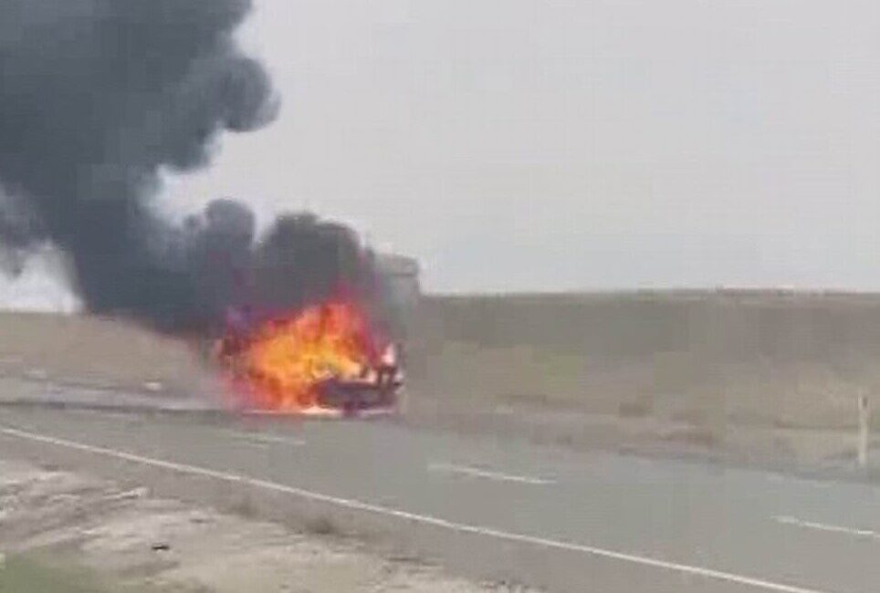 Diyarbakır'ın Lice ilçesinde seyir halindeki bir otomobil aniden yanmaya başladı.