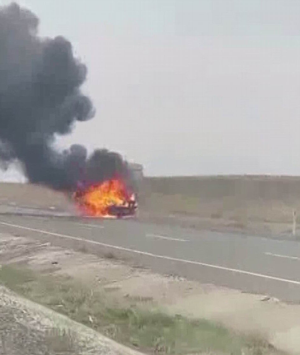 Diyarbakır'ın Lice ilçesinde seyir halindeki bir otomobil aniden yanmaya başladı.