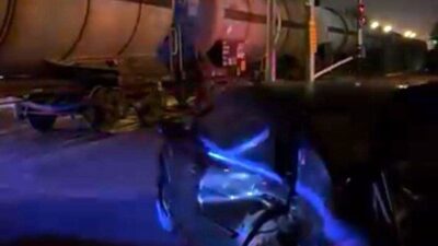 Diyarbakır'ın Kayapınar ilçesinde, rayları geçmek isteyen bir araca yük treni