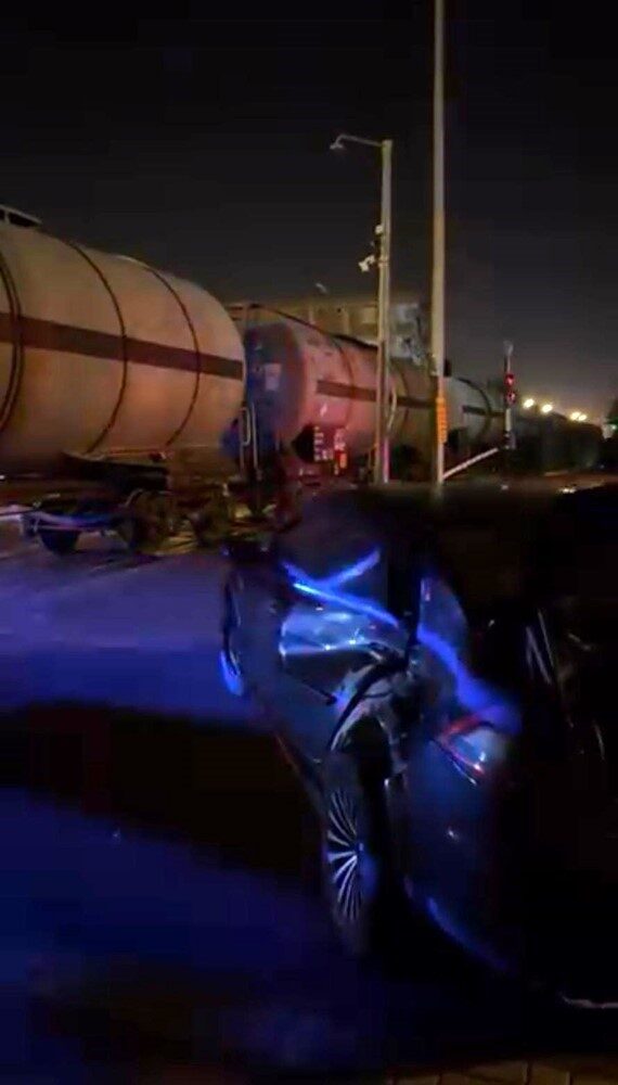 Diyarbakır'ın Kayapınar ilçesinde, rayları geçmek isteyen bir araca yük treni