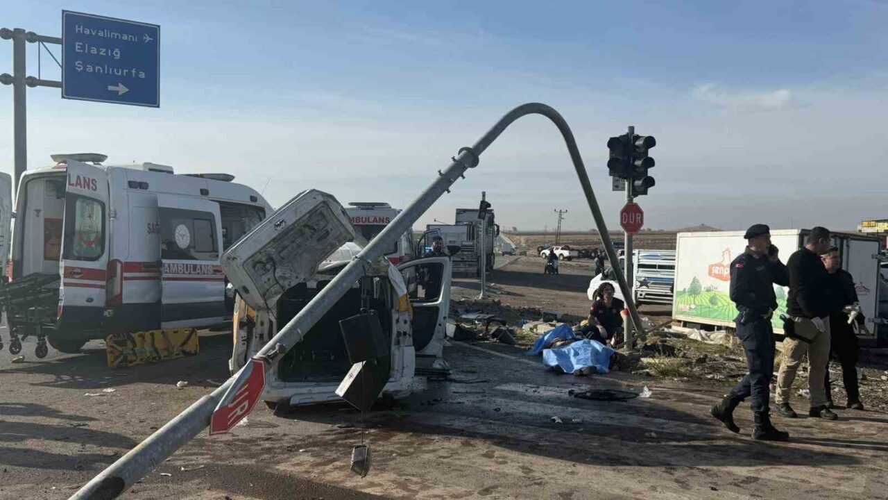 Diyarbakır'da bir tırın karayolunda ticari taksi ve hafif ticari araca