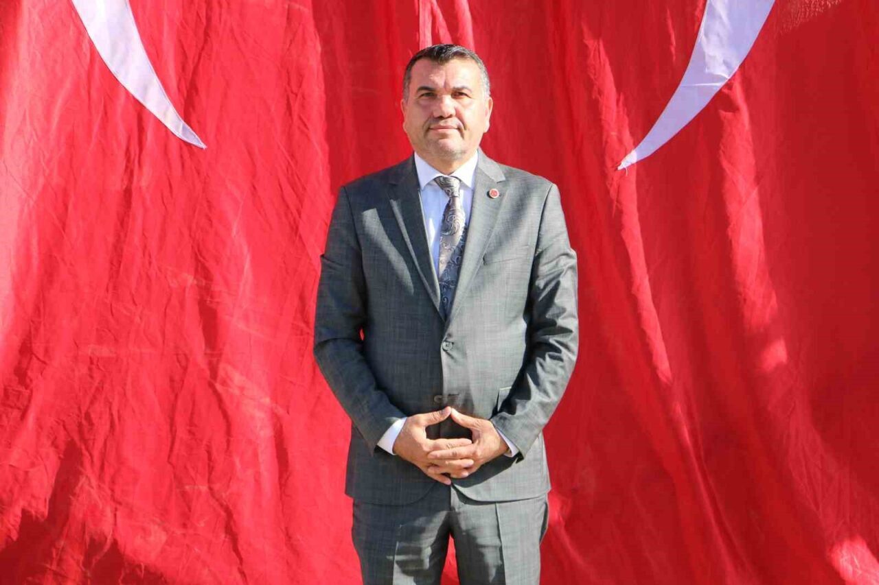 MHP Diyarbakır Sur İlçe Başkanı Şakir Erdin, esnaf ve vatandaşlarla