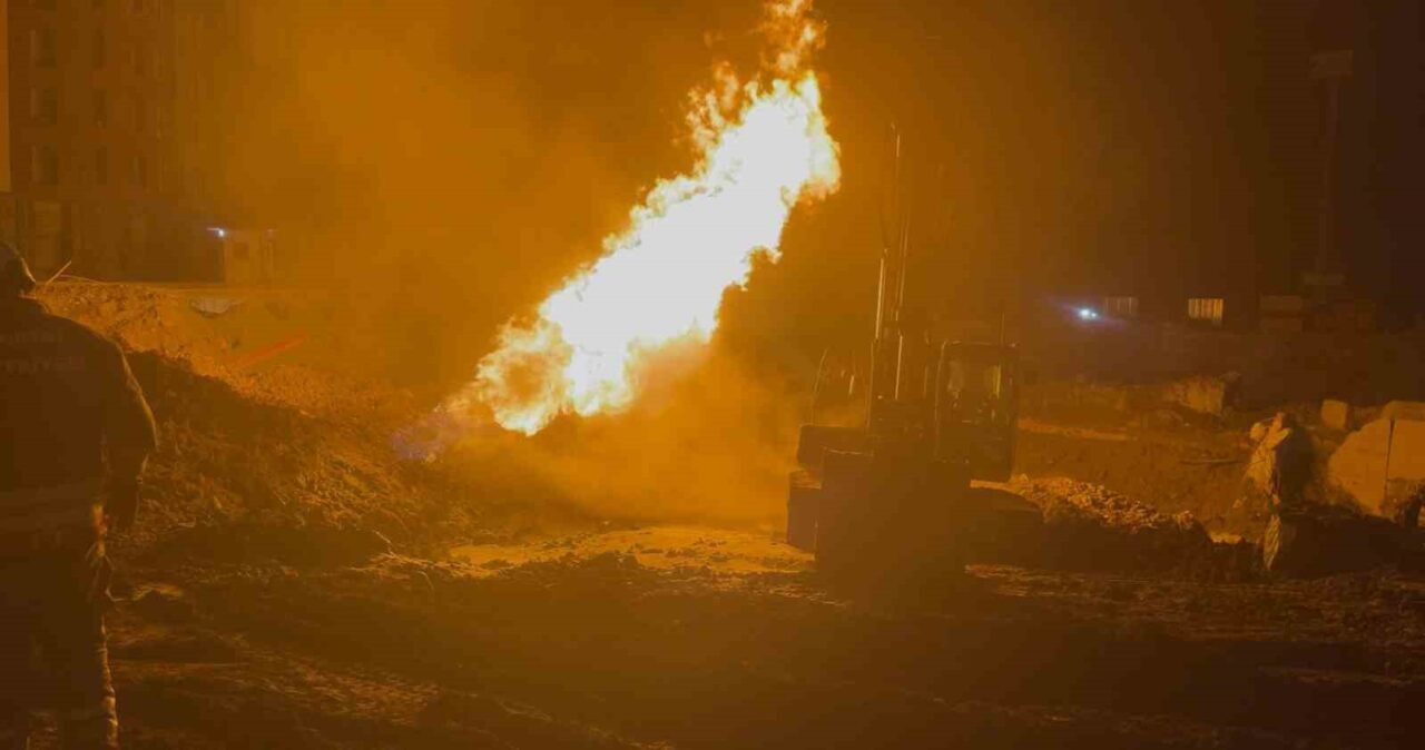 Hatay'ın Defne ilçesindeki altyapı çalışmaları sırasında doğal gaz borusunun patlaması