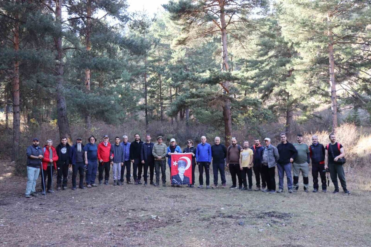 Erzurum'daki doğa yürüyüş grupları, Oltu Tarmut Kalesi rotasında Atatürk'ü anmak