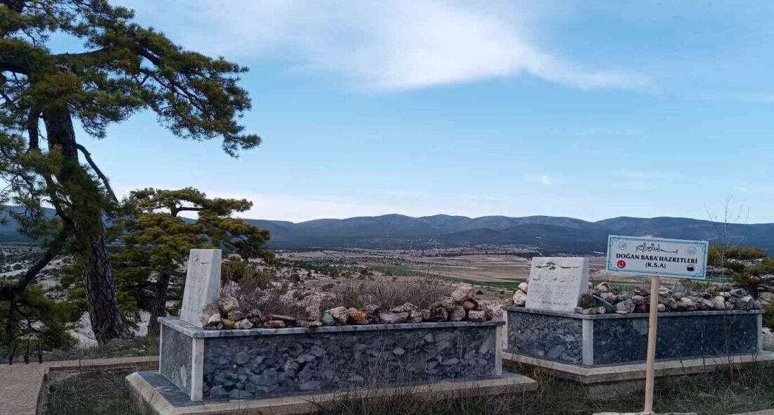 Eskişehir'in Beylikova ilçesindeki Doğanoğlu köyünde, Doğan Baba ve gelininin mezarlarında