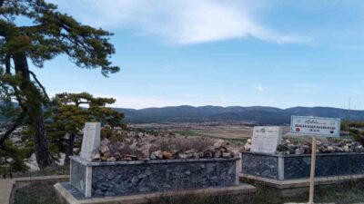 Eskişehir'in Beylikova ilçesindeki Doğanoğlu köyünde, Doğan Baba ve gelininin mezarlarında