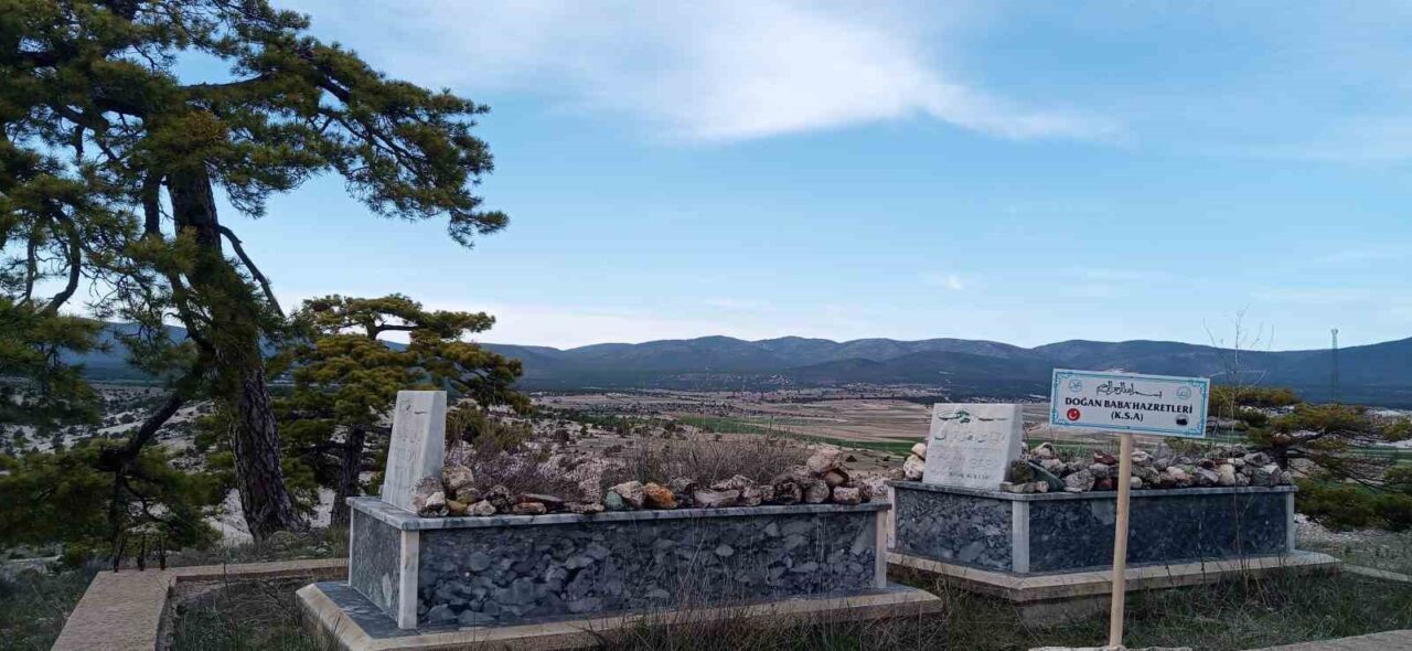Eskişehir'in Beylikova ilçesindeki Doğanoğlu köyünde, Doğan Baba ve gelininin mezarlarında
