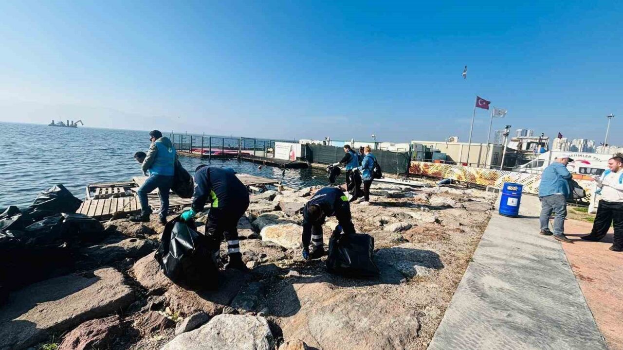 İzmir Karşıyaka'da, 105 doğasever kıyı ve deniz temizliği etkinliği düzenledi.