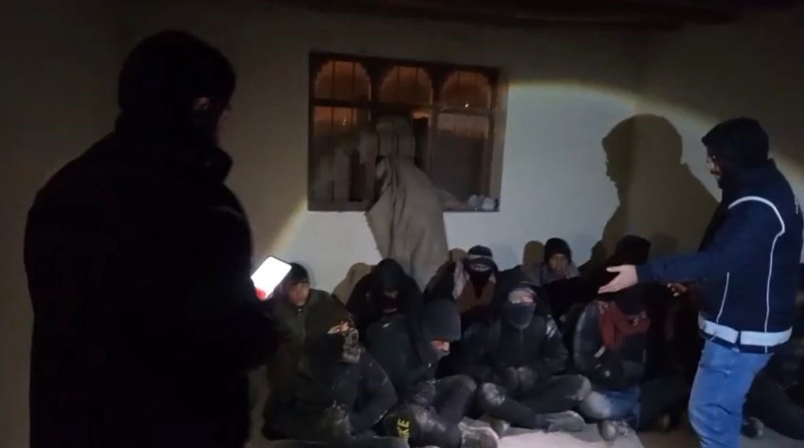 Ağrı’da Düzensiz Göçmen Operasyonu: 14 Yakalandı, 2 Organizatör Tutuklandı