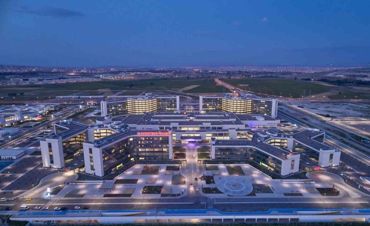 Kayseri Şehir Hastanesi’nde bir doktoru darp eden T.E. ve O.B.