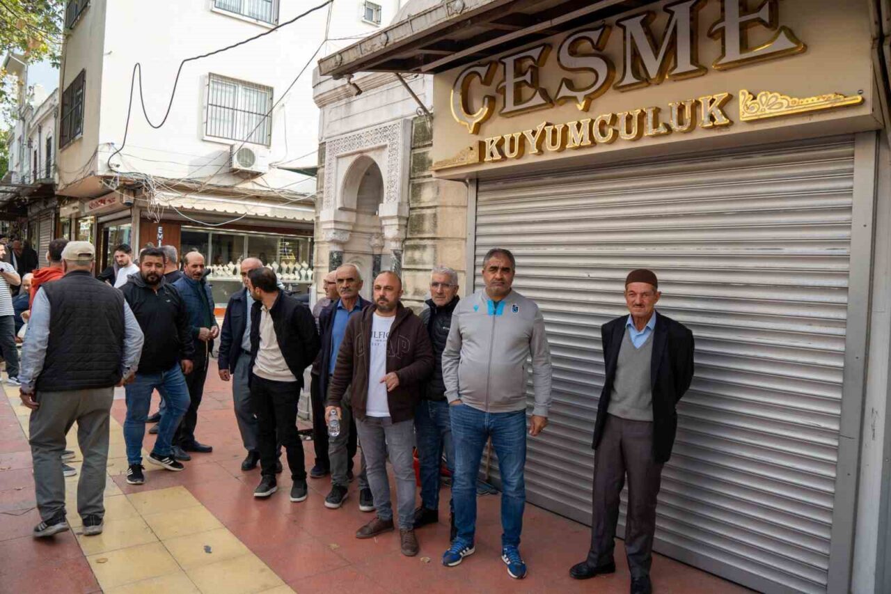 Manisa'nın Şehzadeler ilçesinde, kuyumcu T.Ö. tarafından dolandırıldıklarını iddia eden 170'den