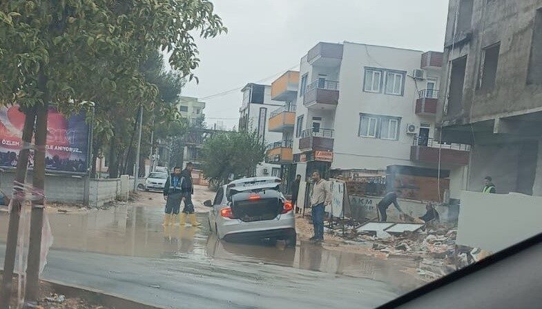 Adıyaman'da, altyapı çalışmaları sonrası dolgu yapılan bir yol, şiddetli yağış