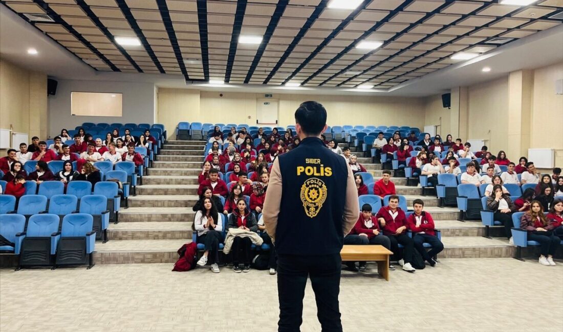 Domaniç’te SİBERAY Ekibi Öğrencilere Siber Güvenlik ve İnternet Kullanımı Hakkında Bilgilendirme Semineri Düzenledi Kütahya İl Emniyet Müdürlüğü’ne bağlı SİBERAY ekibi, Domaniç’teki Şehit Ömer