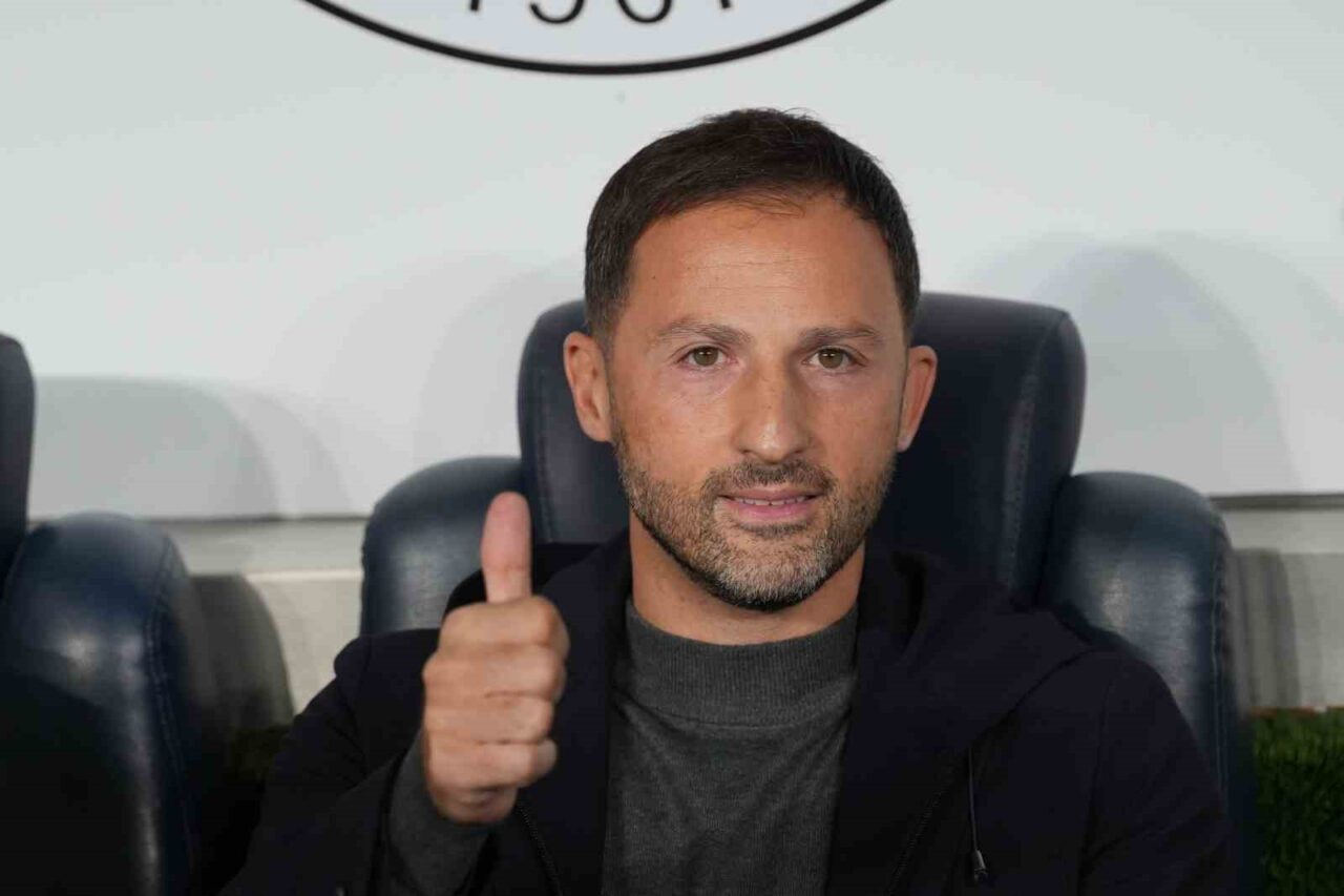 Fenerbahçe'nin Teknik Direktörü Domenico Tedesco, Kayserispor karşılaşmasında UEFA Avrupa Ligi’ndeki