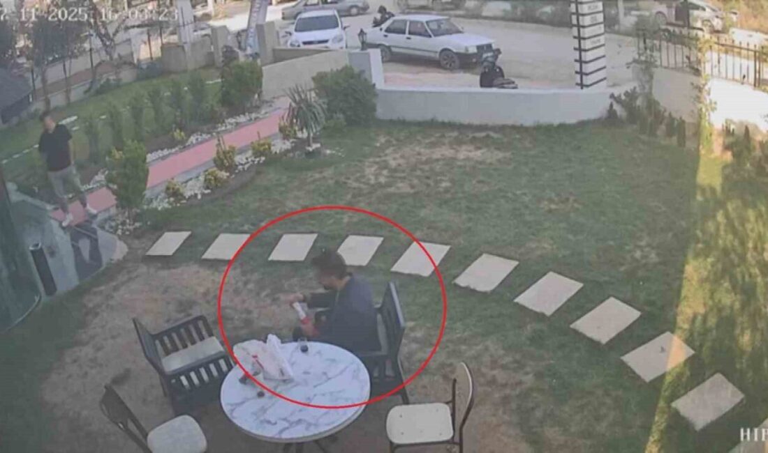 Hatay’da Deprem Anında Döner Yerken Yakalanan Esnafın İlginç Kaçış Anı Güvenlik Kamerasında Görüntülendi Hatay'da depreme döner yediği esnada yakalanan Cuma Karaahmetli'nin kaçışı eğlenceli