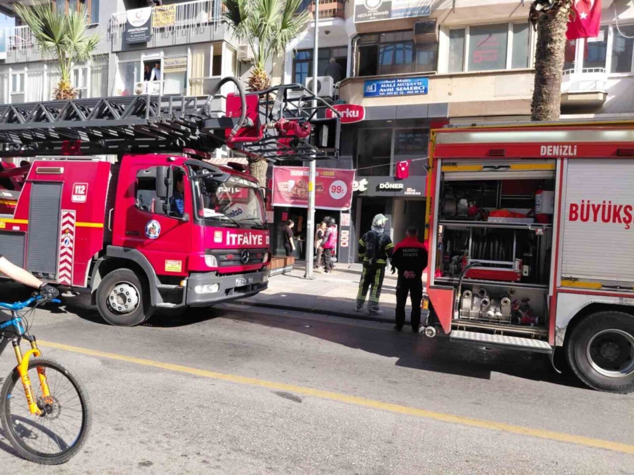 Pamukkale ilçesindeki bir döner zincirinde çıkan yangın, öğle saatlerinde paniğe