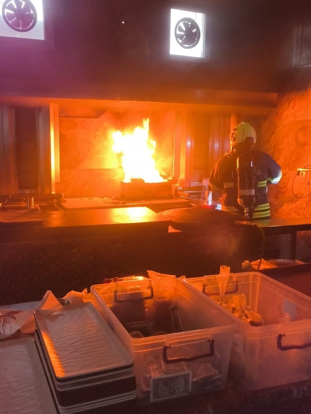 Hatay'ın Antakya ilçesinde bulunan bir dönercide, kızartma makinesinden kaynaklanan yangın