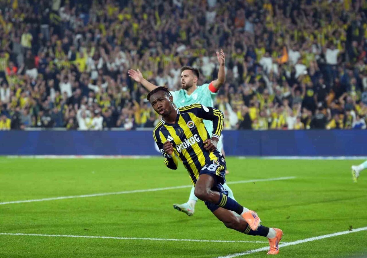 Fenerbahçe, Kayserispor'u 4-2 yenerken, Dorgeles Nene iki golle galibiyette büyük