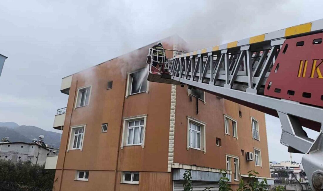 Dörtyol’da Bir Apartmanın Üst Katında Çıkan Yangın Hızla Söndürüldü Hatay’ın Dörtyol ilçesindeki bir apartmanın en üst katında çıkan yangın,