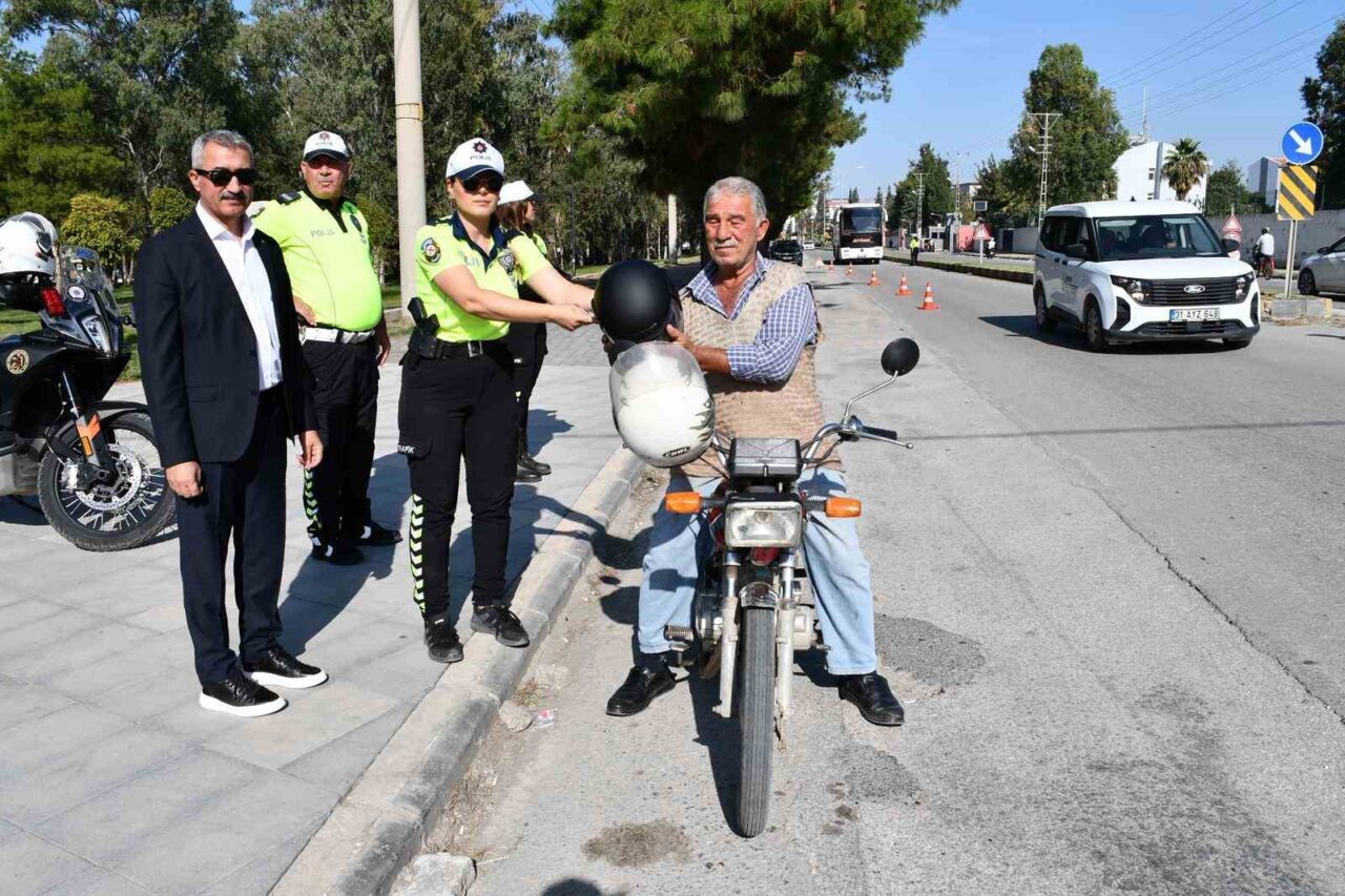 Hatay'ın Dörtyol ilçesinde, artan motosiklet kazalarını önlemek amacıyla polis, sürücülere