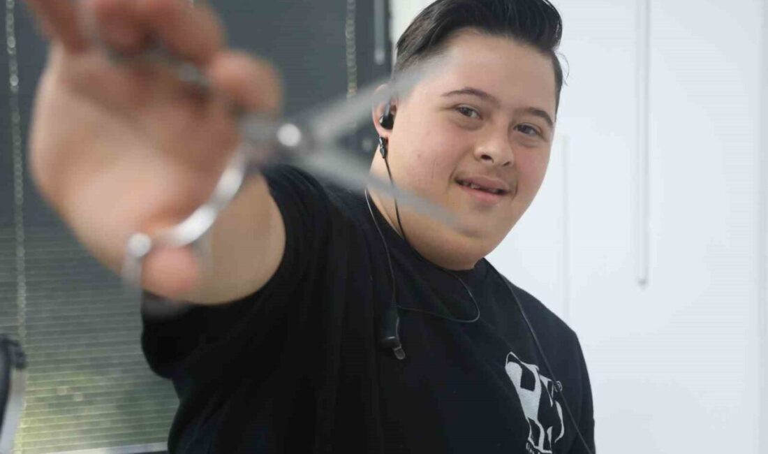 Hatay'da yaşayan 16 yaşındaki Down sendromlu Şükrü Dağlı, 8 aydır