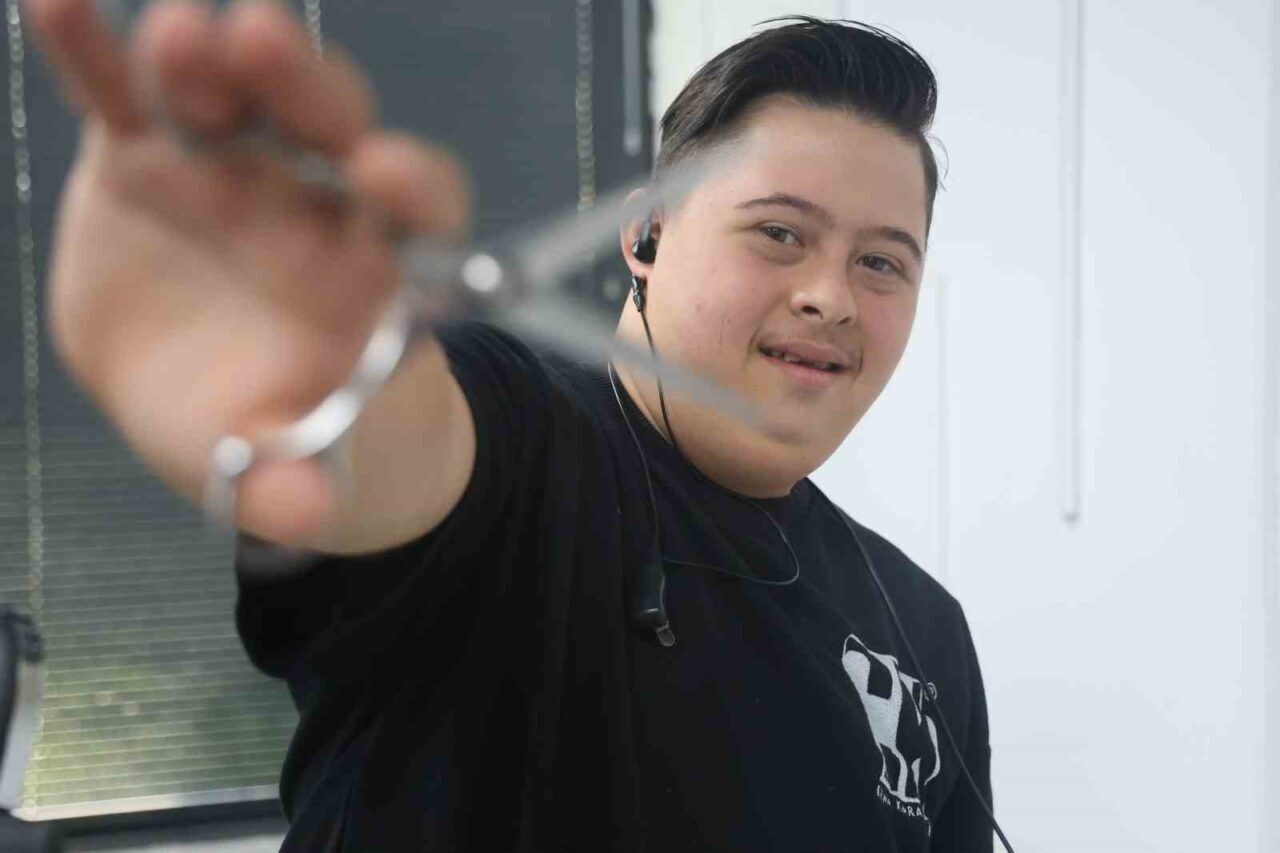 Hatay'da yaşayan 16 yaşındaki Down sendromlu Şükrü Dağlı, 8 aydır