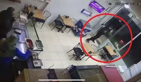 Bursa Yıldırım'da bir sürücü drift yaparken kontrolünü kaybedip park halindeki