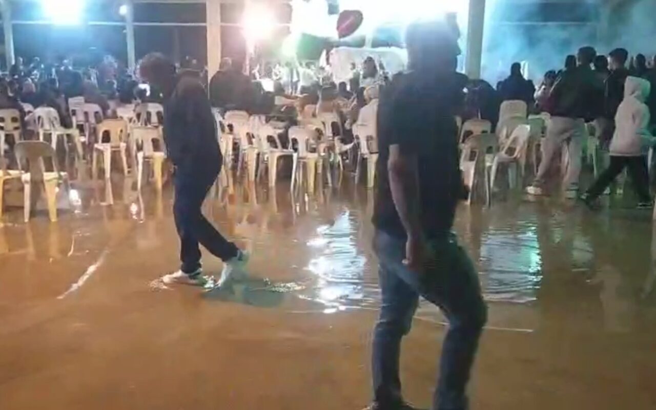 Antalya’daki düğün, sağanak yağışa rağmen davetlilerin neşesiyle sürdü