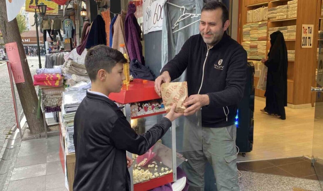 Eskişehir’deki perdecinin 20 kilo patlamış mısır ikramı, hem müşteri çekiyor hem de ilginç bir pazarlama yöntemi olarak dikkat çekiyor Eskişehir'deki bir perde mağazası, her gün 20 kilo patlamış mısır