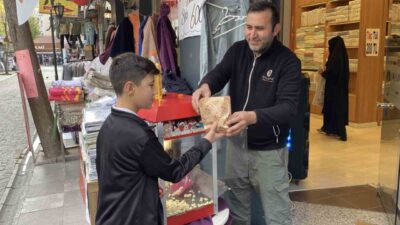 Eskişehir'deki bir perde mağazası, her gün 20 kilo patlamış mısır