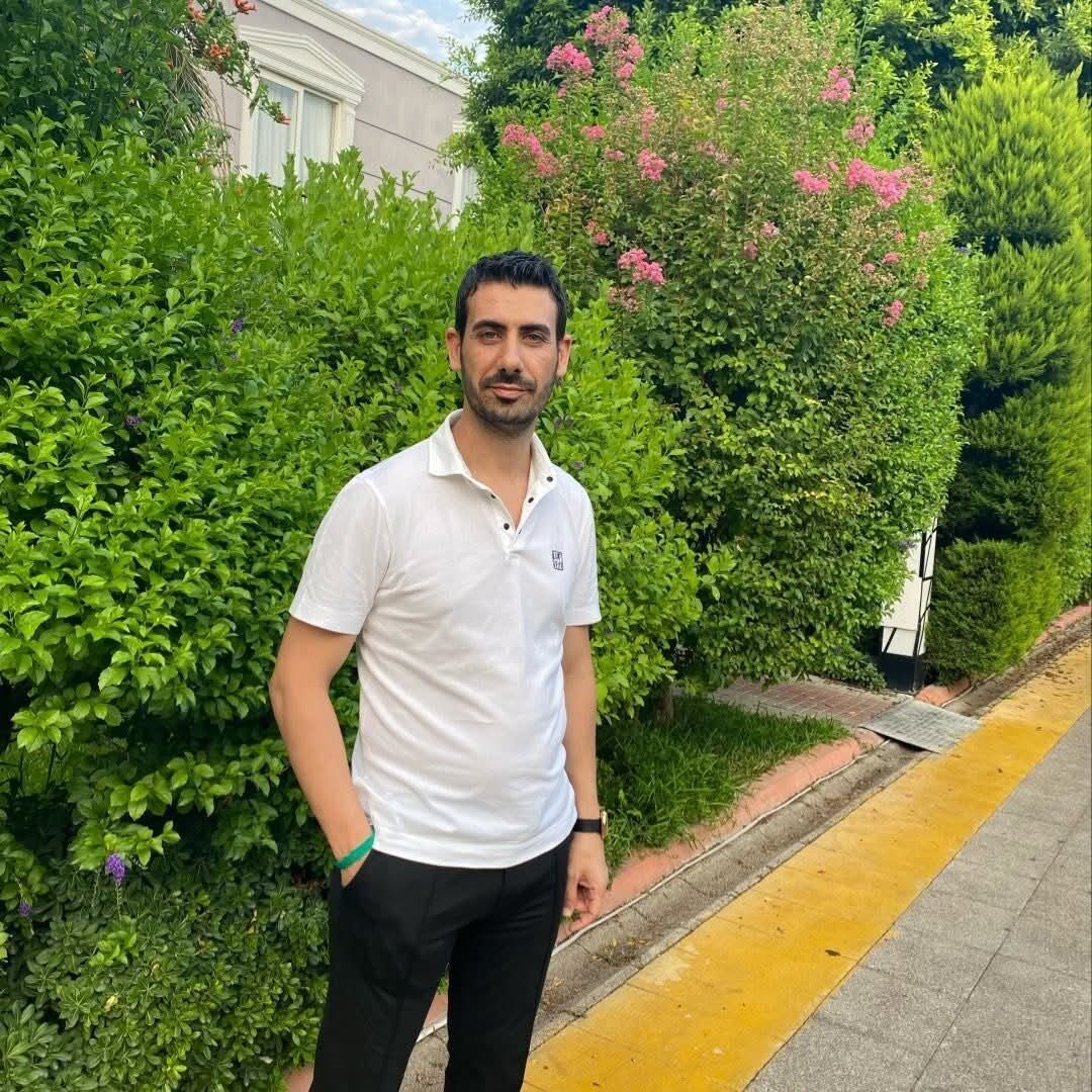 Adana'nın Seyhan ilçesinde market sahibi Emrah Tutal, tartıştığı M.K. tarafından