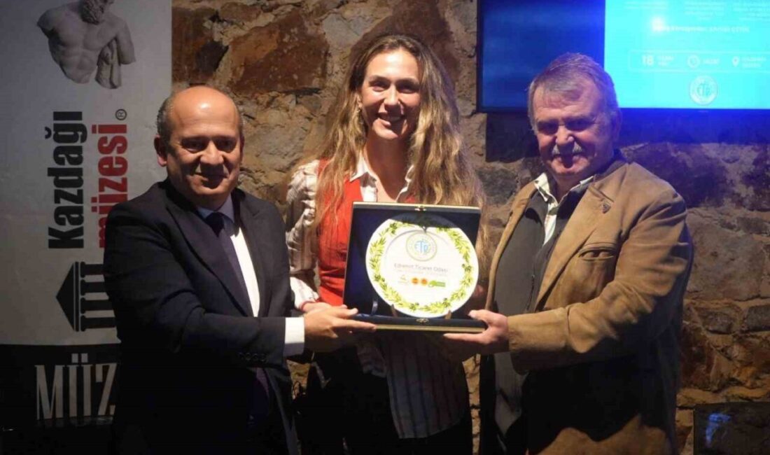 Edremit Ticaret Odası’ndan Kadına Yönelik Şiddetle Mücadele Günü Etkinliği: “Dünya Bir Yana, Ben Bir Yana” Başlığıyla Söyleşi Düzenlendi Edremit Ticaret Odası, Kadına Yönelik Şiddete Karşı Uluslararası Mücadele Günü