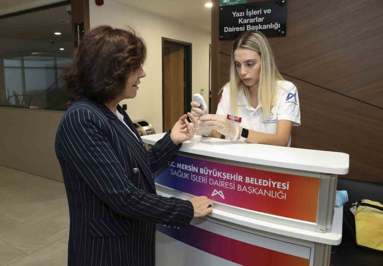 Mersin Büyükşehir Belediyesi, 'Dünya Diyabet Günü' nedeniyle personeline ücretsiz şeker