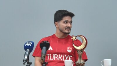 Dünya şampiyonu halterci Muhammed Furkan Özbek, Ankara Gazi Üniversitesi'nde öğrencilere