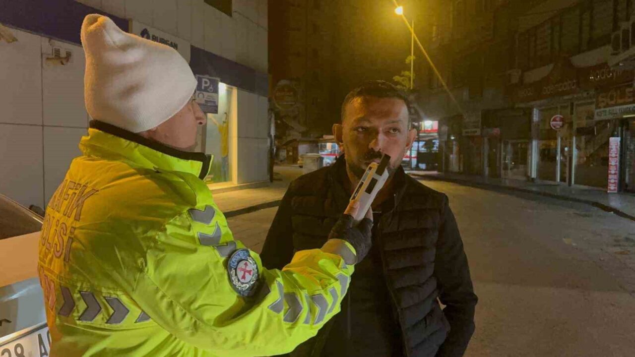 Kayseri'nin Melikgazi ilçesinde alkollü sürücü A.K. (35), polis ekiplerinin 'dur'
