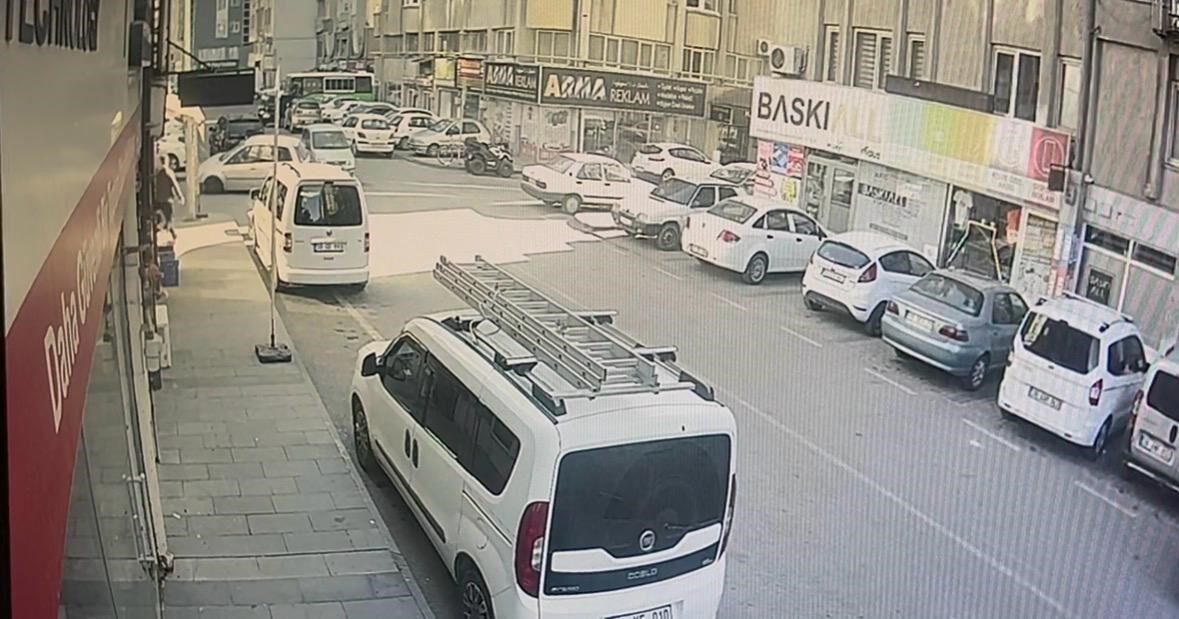 Kayseri'nin Kocasinan ilçesinde dur levhasını göz ardı eden bir otomobilin