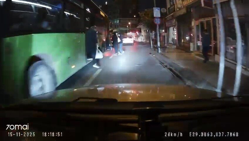 Yol Ortasında Yolcu İndiren Otobüs, Kazayı Önleyen Sürücüyü Teşekkür Ettirdi Denizli'nin Merkezefendi ilçesinde halk otobüsü, 943 nolu Balık Hali durağına