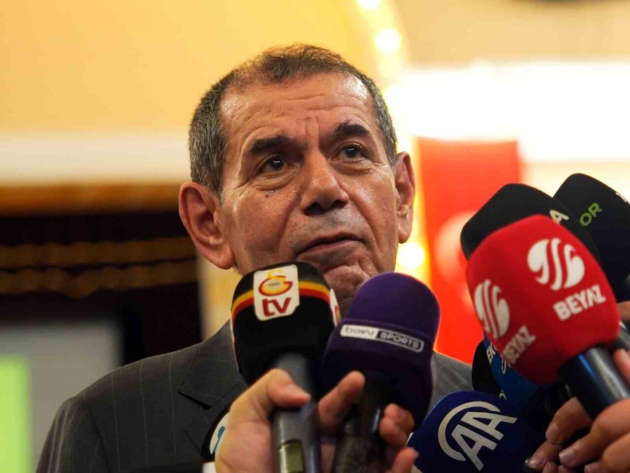 Galatasaray Başkanı Dursun Aydın Özbek, Ajax maçı öncesinde Şampiyonlar Ligi'nde