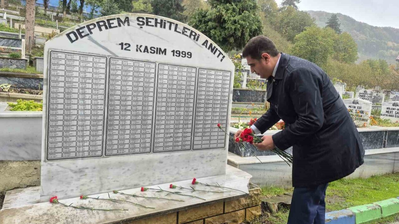 Düzce’de 12 Kasım Depremi’nde Hayatını Kaybedenler Anıldı, Karanfil Bırakıldı 12 Kasım 1999 Düzce depreminde hayatını kaybedenler, Kaynaşlı'da düzenlenen anma