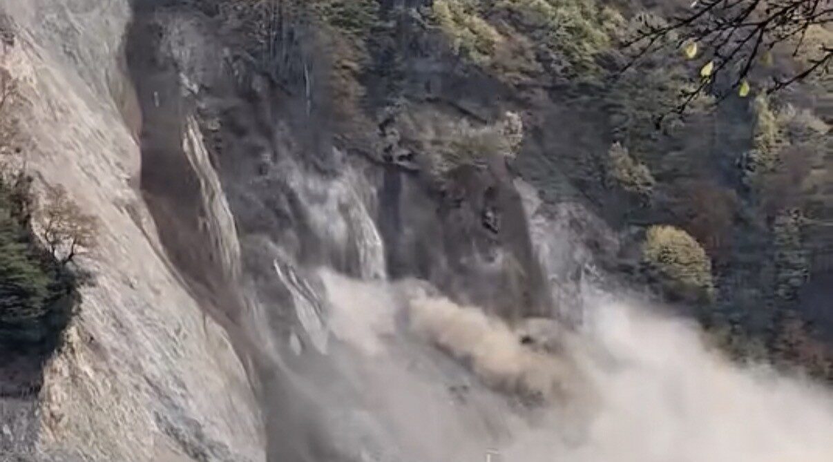 Düzce'nin Beyköy beldesinde meydana gelen heyelan, yolları kapattı ve 4