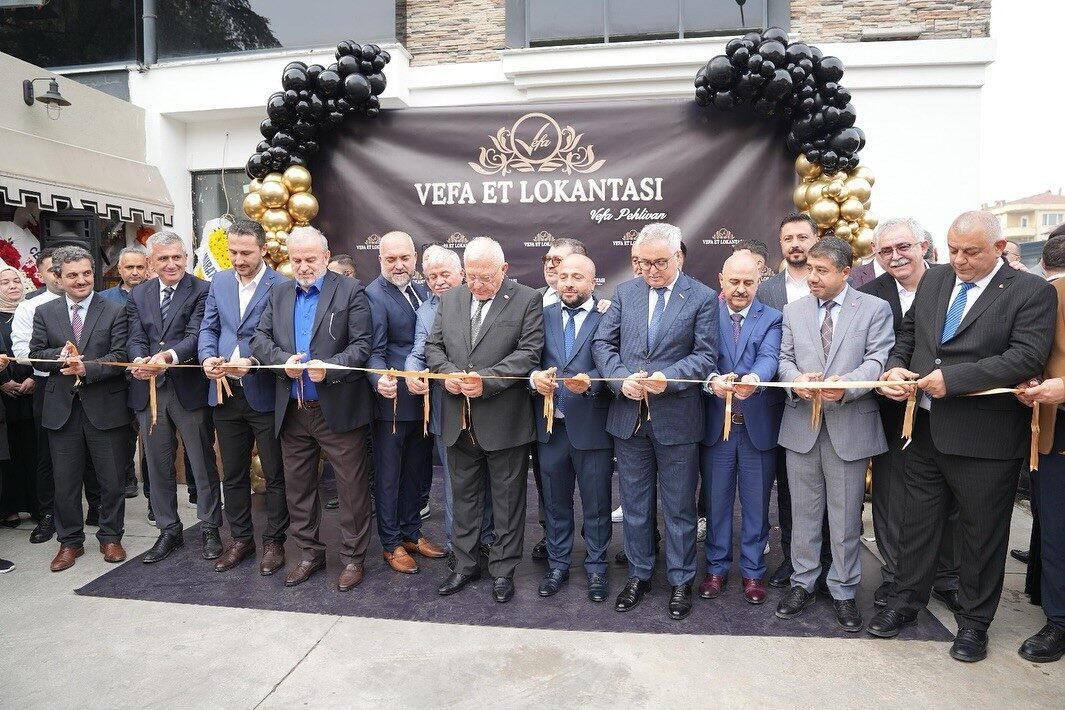 Düzce'de Vefa Et Lokantası'nın açılışı önemli isimlerin katılımıyla gerçekleşti. İşletme