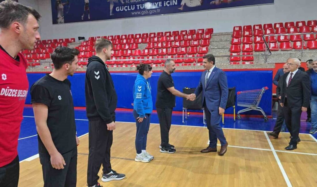 Düzce Valisi Selçuk Aslan, Düzce Belediyesi Spor Akademisi Voleybol Takımı'nın