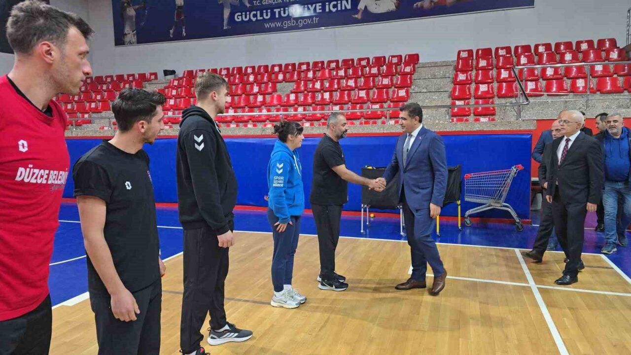 Düzce Valisi Selçuk Aslan, Düzce Belediyesi Spor Akademisi Voleybol Takımı’na moral ziyaretinde bulundu