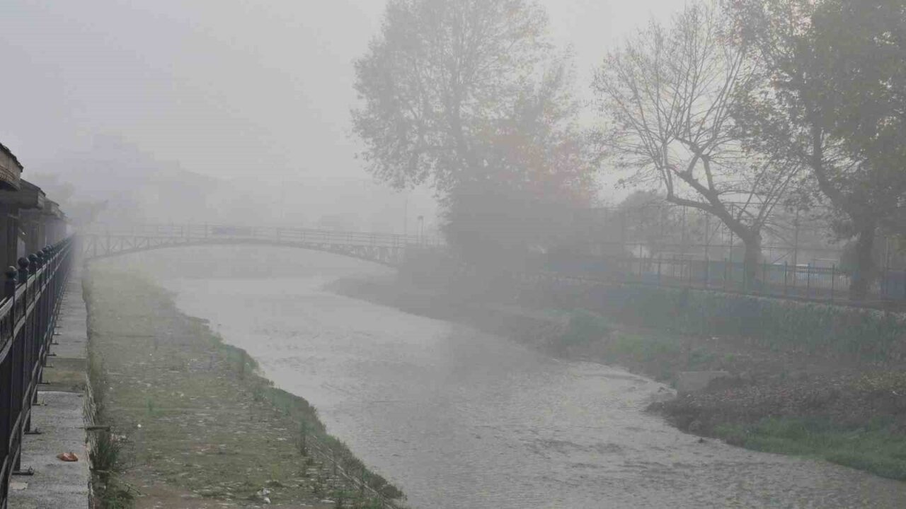 Düzce Merkezde Sabah Saatlerinde Yoğun Sis Etkili Oldu, Görüş Mesafesi 15 Metreye Düştü