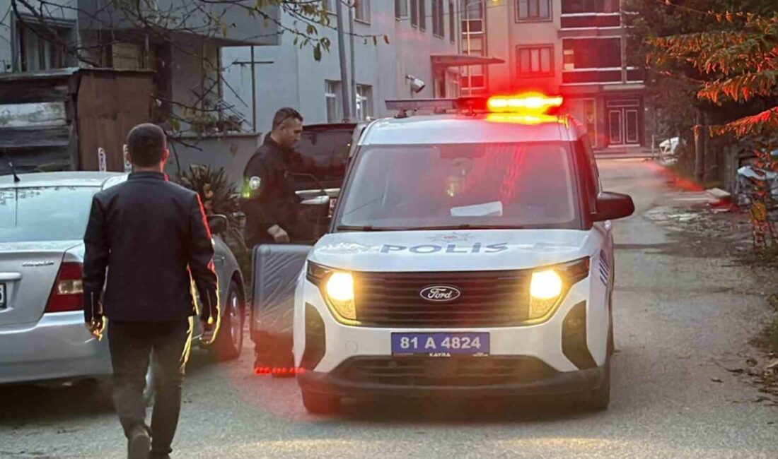 Düzce'nin Şerefiye Mahallesi'nde bir sokakta unutulan valiz, paniğe yol açtı.