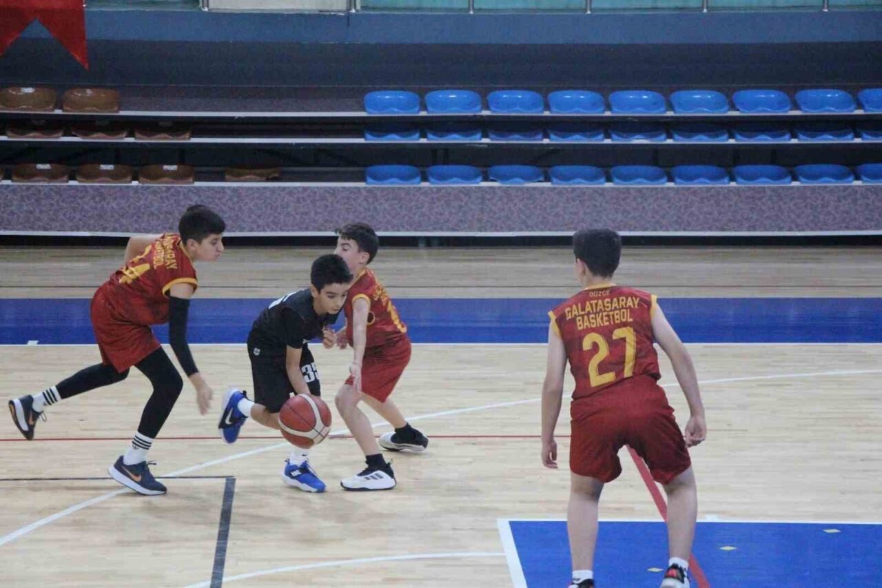 Düzce'de U-14 basketbol erkekler yerel ligi başladı. Düzce Gençlik ve
