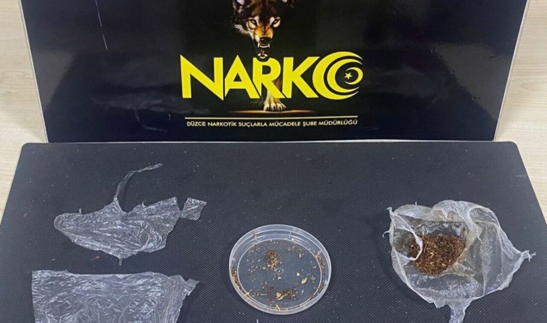 Düzce’de Narkotik ekiplerinin gerçekleştirdiği operasyonda uyuşturucu satıcısı bir kişi yakalandı, bir firari tutuklandı. Düzce'de Narkotik Suçlarla Mücadele Şube Müdürlüğü ekipleri, Beyciler Mahallesi'nde uyuşturucu