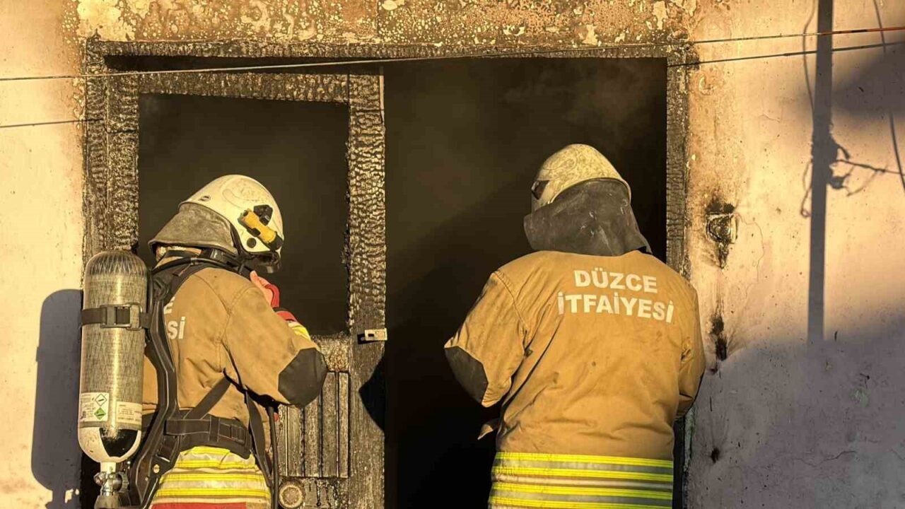 Düzce'nin Karaca Mahallesi'nde bir evde çıkan yangında 3'ü çocuk 5