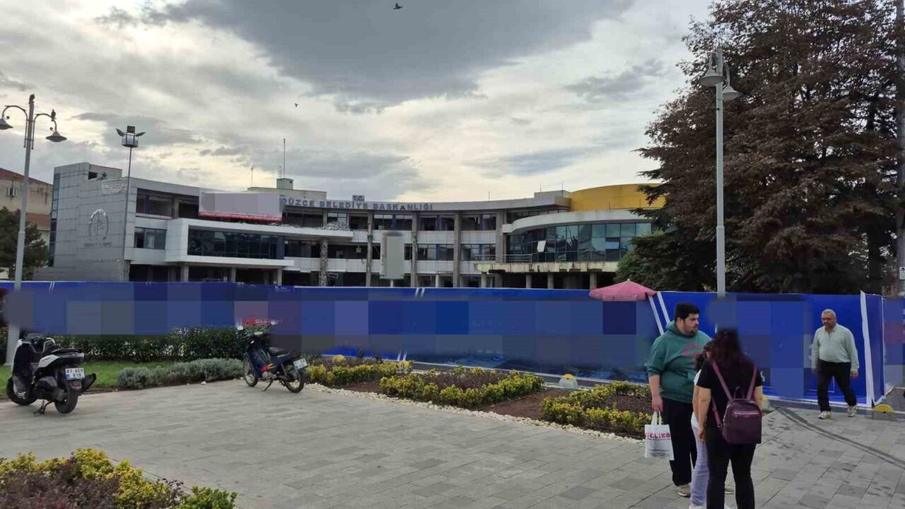 Düzce’de Cedidiye Meydan Projesi kapsamında yıkıma hazırlanan eski belediye binasında,